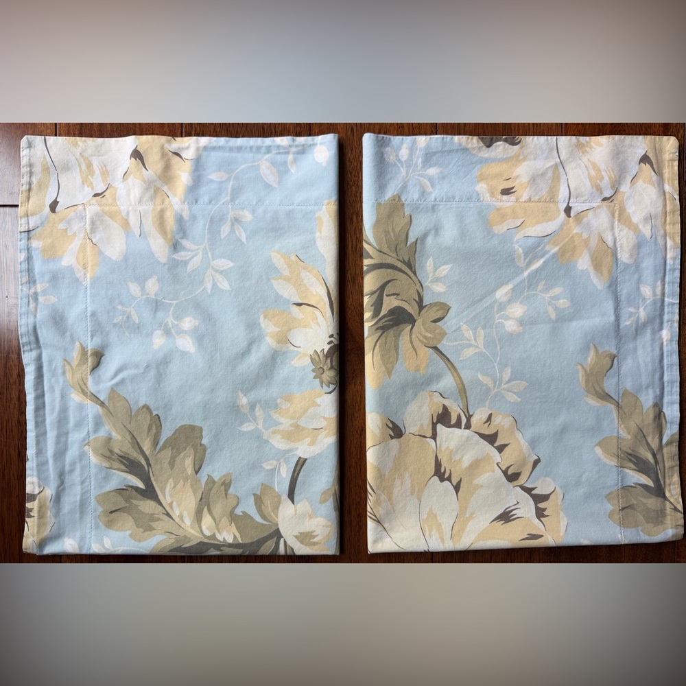 Pottery Barn 100%Cotton Light Blue/Beige Floral 2 Standard Pillow Shams.